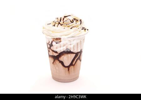 Frappe mit Mokka-Geschmack, serviert in einer Plastikbecher mit Schlagsahne und tröpfelndem Schokoladensirup. Stockfoto