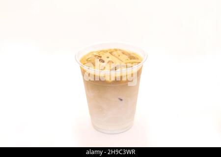 Haselnuss-Karamell-Latte mit Vanilleeis in einer Plastikbecher zum „Go“ serviert. Stockfoto