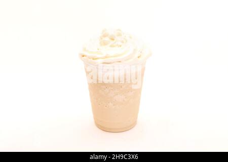 Vanilla Frappe serviert in einem To-Go-Plastikbecher zum Mitnehmen. Stockfoto