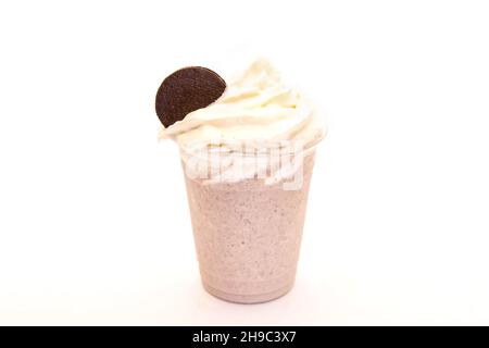 Kekse und Rahmmilch mit Schokoladenkeks und Schlagsahne schütteln. Stockfoto