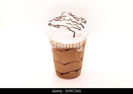 Milchshake mit Schokoladengeschmack und Sirup, der auf Schlagsahne beträufelt ist. Stockfoto