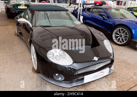 Drei Viertel Vorderansicht eines Black, Spyker, C8 Spyder auf dem Display im Supercar Paddock des Silverstone Classic 2021 Stockfoto