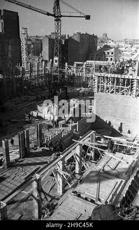 Warszawa, 1947-10. Budowa budynku Ministerstwa Przemys³u przy placu Trzech Krzy¿y. NZ. widok na plac budowy w kierunku ulicy ¯urawiej. ps/gr PAP Dok³adny dzieñ wydarzenia nieustalony. Warschau, 1947. Okt. Bau des Industrieministeriums auf dem Trzech Krzyzy Platz. Bild: Blick auf die Baustelle und die Zurawia Straße. ps/gr PAP Stockfoto