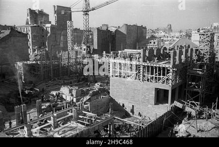 Warszawa, 1947-10. Budowa budynku Ministerstwa Przemys³u przy placu Trzech Krzy¿y. NZ. widok na plac budowy w kierunku ulicy ¯urawiej. ps/gr PAP Dok³adny dzieñ wydarzenia nieustalony. Warschau, 1947. Okt. Bau des Industrieministeriums auf dem Trzech Krzyzy Platz. Bild: Blick auf die Baustelle und die Zurawia Straße. ps/gr PAP Stockfoto