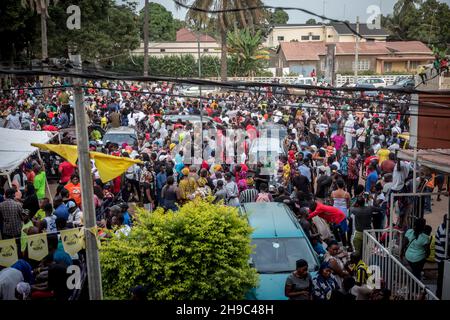 Banjul, Gambia. 06th Dez 2021. Vor dem Haus von Ousainou Darboe, dem gambischen Präsidentschaftskandidaten der Vereinigten Demokratischen Partei, versammeln sich Anhänger, nachdem er die Ergebnisse einer Wahl abgelehnt hatte, bei der der amtierende Amtsinhaber Adama Barrow an die Macht zurückkehrte.Ousainou Darboe lehnt die Ergebnisse der ersten Präsidentschaftswahlen in Gambia seit dem Sturz von Yahya Jammeh ab, Was sah, dass der Amtsinhaber Adama Barrow an die Macht zurückkehrte. Kredit: SOPA Images Limited/Alamy Live Nachrichten Stockfoto