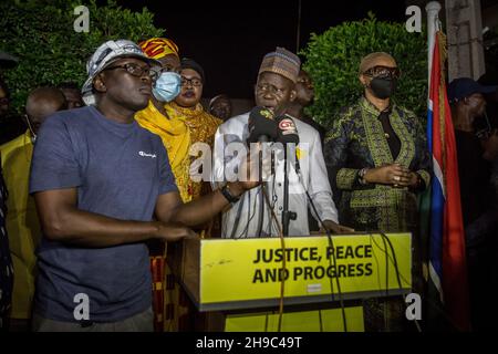 Banjul, Gambia. 06th Dez 2021. Ousainou Darboe, Oppositionsführer und Präsidentschaftskandidat der Vereinigten Demokratischen Partei (UDP), spricht vor Anhängern vor seinem Haus.Ousainou Darboe lehnt die Ergebnisse der ersten Präsidentschaftswahlen in Gambia seit dem Sturz von Yahya Jammeh ab, bei denen der amtierende Präsident Adama Barrow an die Macht zurückkehrte. Kredit: SOPA Images Limited/Alamy Live Nachrichten Stockfoto