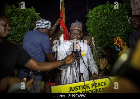 Banjul, Gambia. 06th Dez 2021. Ousainou Darboe, Oppositionsführer und Präsidentschaftskandidat der Vereinigten Demokratischen Partei (UDP), spricht vor Anhängern vor seinem Haus.Ousainou Darboe lehnt die Ergebnisse der ersten Präsidentschaftswahlen in Gambia seit dem Sturz von Yahya Jammeh ab, bei denen der amtierende Präsident Adama Barrow an die Macht zurückkehrte. Kredit: SOPA Images Limited/Alamy Live Nachrichten Stockfoto