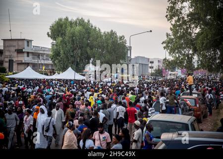 Banjul, Gambia. 06th Dez 2021. Vor dem Haus von Ousainou Darboe, dem gambischen Präsidentschaftskandidaten der Vereinigten Demokratischen Partei, versammeln sich Anhänger, nachdem er die Ergebnisse einer Wahl abgelehnt hatte, bei der der amtierende Amtsinhaber Adama Barrow an die Macht zurückkehrte.Ousainou Darboe lehnt die Ergebnisse der ersten Präsidentschaftswahlen in Gambia seit dem Sturz von Yahya Jammeh ab, Was sah, dass der Amtsinhaber Adama Barrow an die Macht zurückkehrte. Kredit: SOPA Images Limited/Alamy Live Nachrichten Stockfoto