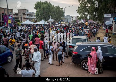 Banjul, Gambia. 06th Dez 2021. Vor dem Haus von Ousainou Darboe, dem gambischen Präsidentschaftskandidaten der Vereinigten Demokratischen Partei, versammeln sich Anhänger, nachdem er die Ergebnisse einer Wahl abgelehnt hatte, bei der der amtierende Amtsinhaber Adama Barrow an die Macht zurückkehrte.Ousainou Darboe lehnt die Ergebnisse der ersten Präsidentschaftswahlen in Gambia seit dem Sturz von Yahya Jammeh ab, Was sah, dass der Amtsinhaber Adama Barrow an die Macht zurückkehrte. Kredit: SOPA Images Limited/Alamy Live Nachrichten Stockfoto
