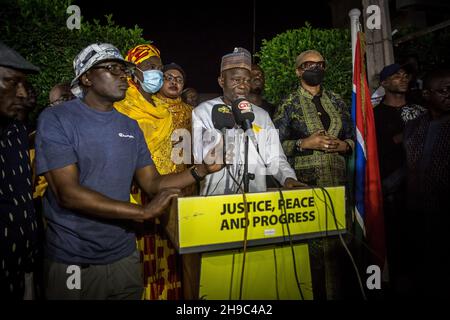 Banjul, Gambia. 06th Dez 2021. Ousainou Darboe, Oppositionsführer und Präsidentschaftskandidat der Vereinigten Demokratischen Partei (UDP), spricht vor Anhängern vor seinem Haus.Ousainou Darboe lehnt die Ergebnisse der ersten Präsidentschaftswahlen in Gambia seit dem Sturz von Yahya Jammeh ab, bei denen der amtierende Präsident Adama Barrow an die Macht zurückkehrte. Kredit: SOPA Images Limited/Alamy Live Nachrichten Stockfoto