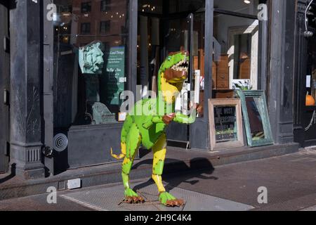 Ein prähistorisches Monster zum Verkauf und ausgestellt vor OLDE GOOD THINGS, einem architektonischen Bergungsunternehmen auf Bowery in Lower Manhattan, New York City. Stockfoto