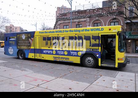 Ein privater Bus von Bnei Emunim, der orthodoxe Juden von Williamsburg zum Borough Park an der Lee Avenue in Brooklyn, New York, transportiert. Stockfoto