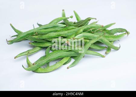 Lima Bean, Phaseolus lunatus auch allgemein bekannt als die Butterbohne mit weißem Hintergrund, Satara, Maharashtra, Indien Stockfoto