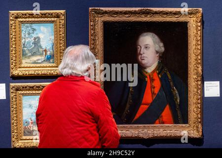 London, Großbritannien. 6. Dezember 2021. Ein Besucher blickt auf „Porträt des Prinzen William Augustus, Herzog von Cumberland, büstenlanges Öl auf Leinwand“ von Sir Joshua Reynolds (Est. £20.000 - 30.000) bei einer Vorschau auf den Bonhams Verkauf von Gemälden alter Meister. Die Auktion findet am 8. Dezember in den Galerien der New Bond Street von Bonhams statt. Kredit: Stephen Chung / Alamy Live Nachrichten Stockfoto