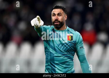 Turin, Italien. 05. Dezember 2021. Salvatore Sirigu von Genua FC Gesten während der Serie A Fußballspiel zwischen Juventus FC und Genua FC. Kredit: Nicolò Campo/Alamy Live Nachrichten Stockfoto