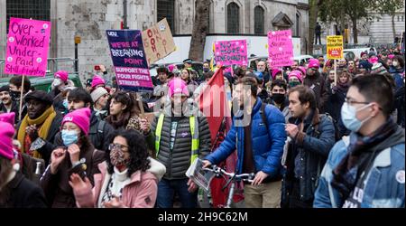 London, Großbritannien. 3rd Dez 2021. Kundgebung der UCU und Marsch durch die City of London in Solidarität mit dem Hochschulstreik. Stockfoto