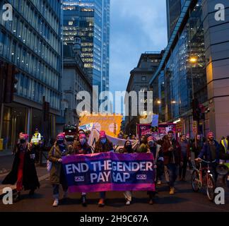 London, Großbritannien. 3rd Dez 2021. Kundgebung der UCU und Marsch durch die City of London in Solidarität mit dem Hochschulstreik. Stockfoto