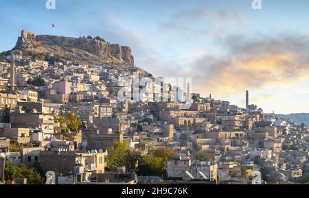 Panorama der Altstadt von Mardin, Türkei bei Sonnenaufgang. Eine historische Stadt in Südostanatolien, Türkei. Stockfoto