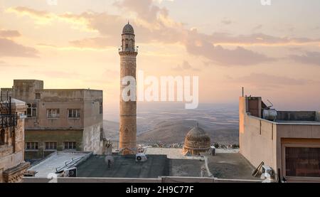 Die Altstadt von Mardin, Türkei bei Sonnenaufgang. Blick auf das Minarett der Großen Moschee Stockfoto