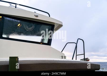 Das Boot ist auf einer Halterung montiert, die mit Sicherheitsgurten gesichert ist. Multifunktionales Davit-Boot, Frachtschiff-Rettungsboot Stockfoto