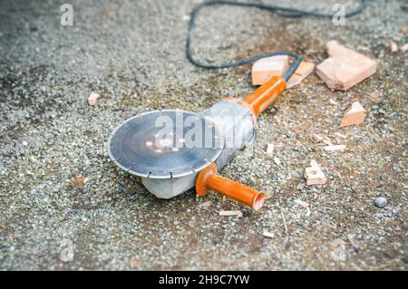 Alte gebrauchte typische Trennschleifer im Boden Stockfoto