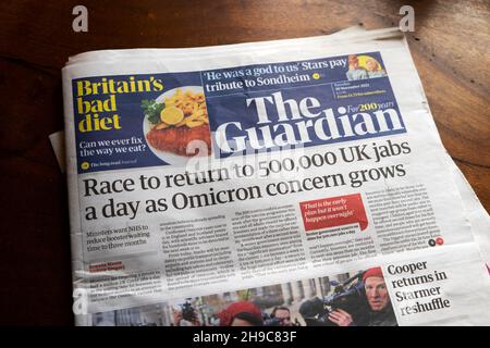 Die Titelseite der Guardian-Zeitung covid headline 'Wettlauf um die Rückkehr zu 500.000 britischen Jabs pro Tag, wenn die Omicron-Besorgnis wächst' 30. November 2021 London Großbritannien Stockfoto