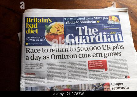 Die Titelseite der Guardian-Zeitung covid headline 'Wettlauf um die Rückkehr zu 500.000 britischen Jabs pro Tag, wenn die Omicron-Besorgnis wächst' 30. November 2021 London Großbritannien Stockfoto