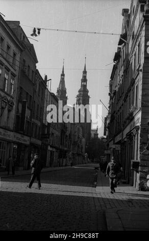 Legnica, 1947-10. Ulica na Starym Mieœcie biegn¹ca w stronê placu Katedralnego. W IR neogotyckie wie¿e katedry Œwiêtych Piotra i Paw³a. wb/gr PAP Dok³adny dzieñ wydarzenia nieustalony. Legnica, 1947. Okt. Eine Straße in der Altstadt, die in Richtung Katedralny-Platz führt, im Hintergrund die Türme der neugotischen Paul- und Peter-Kathedrale. wb/gr PAP Stockfoto