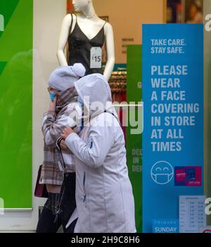 Preston, Lancashire. Uk Wetter 6 Dez 2021. Geschäfte, Einkäufer, Einkaufen im Stadtzentrum an einem nassen und windigen Tag. Eine Wetterwarnung für 50mph Winde wird in Kraft treten, wenn sich der Sturm Barra nähert. Quelle: MediaWorldImages/AlamyLiveNews Stockfoto