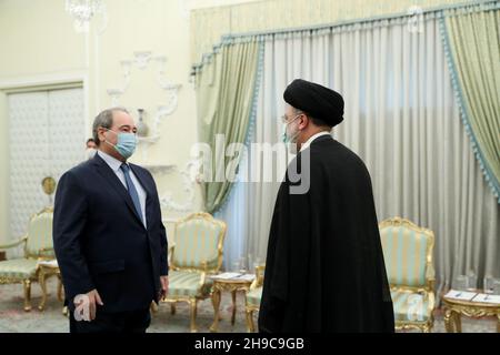 Teheran, Teheran, Iran. 6th Dez 2021. Auf diesem Foto, das von der offiziellen Website des Büros des iranischen Ratsvorsitzes veröffentlicht wurde, trifft Präsident EBRAHIM RAISI in Teheran, Iran, den Außenminister des syrischen Regimes, FAISAL MEKDAD. (Bild: © Iranian Presidency via ZUMA Press Wire) Bild: ZUMA Press, Inc./Alamy Live News Stockfoto