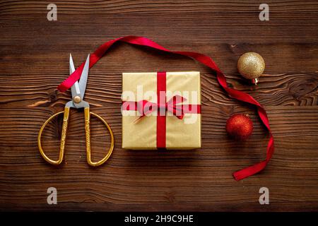 Weihnachtsgeschenke Hintergrund - goldene Geschenkboxen mit rotem Band Stockfoto