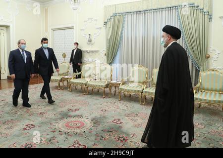 Teheran, Teheran, Iran. 6th Dez 2021. Auf diesem Foto, das von der offiziellen Website des Büros des iranischen Ratsvorsitzes veröffentlicht wurde, trifft Präsident EBRAHIM RAISI in Teheran, Iran, den Außenminister des syrischen Regimes, FAISAL MEKDAD. (Bild: © Iranian Presidency via ZUMA Press Wire) Bild: ZUMA Press, Inc./Alamy Live News Stockfoto