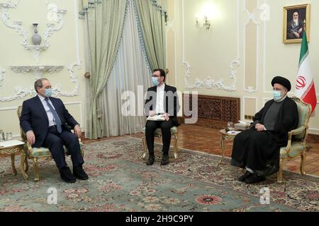 Teheran, Teheran, Iran. 6th Dez 2021. Auf diesem Foto, das von der offiziellen Website des Büros des iranischen Ratsvorsitzes veröffentlicht wurde, trifft Präsident EBRAHIM RAISI in Teheran, Iran, den Außenminister des syrischen Regimes, FAISAL MEKDAD. (Bild: © Iranian Presidency via ZUMA Press Wire) Bild: ZUMA Press, Inc./Alamy Live News Stockfoto