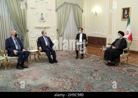Teheran, Teheran, Iran. 6th Dez 2021. Auf diesem Foto, das von der offiziellen Website des Büros des iranischen Ratsvorsitzes veröffentlicht wurde, trifft Präsident EBRAHIM RAISI in Teheran, Iran, den Außenminister des syrischen Regimes, FAISAL MEKDAD. (Bild: © Iranian Presidency via ZUMA Press Wire) Bild: ZUMA Press, Inc./Alamy Live News Stockfoto
