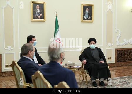 Teheran, Teheran, Iran. 6th Dez 2021. Auf diesem Foto, das von der offiziellen Website des Büros des iranischen Ratsvorsitzes veröffentlicht wurde, trifft Präsident EBRAHIM RAISI in Teheran, Iran, den Außenminister des syrischen Regimes, FAISAL MEKDAD. (Bild: © Iranian Presidency via ZUMA Press Wire) Bild: ZUMA Press, Inc./Alamy Live News Stockfoto