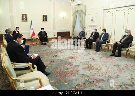 Teheran, Teheran, Iran. 6th Dez 2021. Auf diesem Foto, das von der offiziellen Website des Büros des iranischen Ratsvorsitzes veröffentlicht wurde, trifft Präsident EBRAHIM RAISI in Teheran, Iran, den Außenminister des syrischen Regimes, FAISAL MEKDAD. (Bild: © Iranian Presidency via ZUMA Press Wire) Bild: ZUMA Press, Inc./Alamy Live News Stockfoto