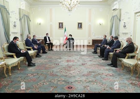 Teheran, Teheran, Iran. 6th Dez 2021. Auf diesem Foto, das von der offiziellen Website des Büros des iranischen Ratsvorsitzes veröffentlicht wurde, trifft Präsident EBRAHIM RAISI in Teheran, Iran, den Außenminister des syrischen Regimes, FAISAL MEKDAD. (Bild: © Iranian Presidency via ZUMA Press Wire) Bild: ZUMA Press, Inc./Alamy Live News Stockfoto