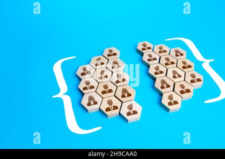 Zwei Gruppen in Klammern streben nach Einheit. Verallgemeinerung und Wiedervereinigung zu einer größeren Organisation. Zusammenschluss von Unternehmen, Zusammenschluss der Kräfte. Bitte Erneut Stockfoto