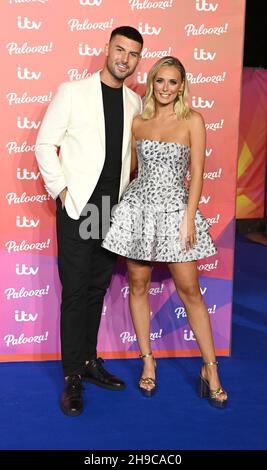 Foto muss gutgeschrieben werden ©Alpha Press 079965 23/11/2021 Liam Reardon und Millie Court ITV Palooza 2021At The Royal Festival Hall in London Stockfoto