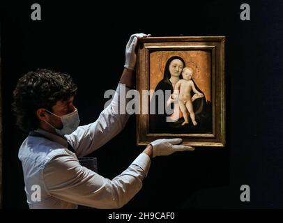 London UK 06 December 2021 Bonhams Verkauf von Gemälden alter Meister, die Madonna mit Kind von Antonio Vivarini. Schätzung: £80.000-100.000..Paul Quezada-Neiman/Alamy Live News Stockfoto