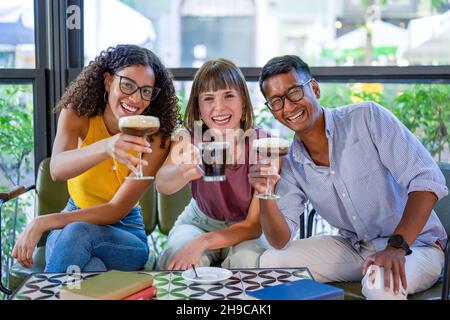 Glückliche Freunde in der Cafeteria Stockfoto