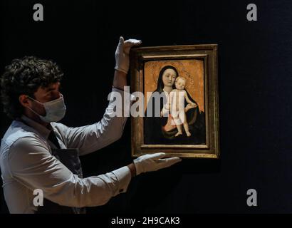 London UK 06 December 2021 Bonhams Verkauf von Gemälden alter Meister, die Madonna mit Kind von Antonio Vivarini. Schätzung: £80.000-100.000..Paul Quezada-Neiman/Alamy Live News Stockfoto