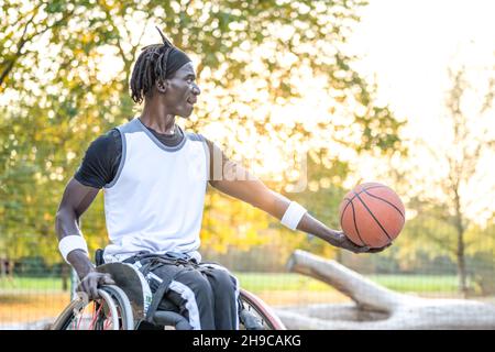 Porträt eines afrikanischen Basketballmeisters, eines afroamerikanischen Spielers im Rollstuhl Stockfoto