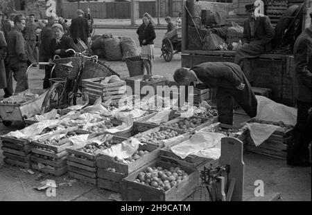 Gdynia, 1947-10. Targowisko przed hal¹ przy ul. Wójta Radta. NZ. Sprzeda¿ jab³ek. wb/gr PAP Dok³adny dzieñ wydarzenia nieustalony. Gdynia, 1947. Oktober. Marktplatz vor einer Markthalle in der Wojta Radta Straße. Abgebildet: Äpfel verkaufen. wb/gr PAP Stockfoto