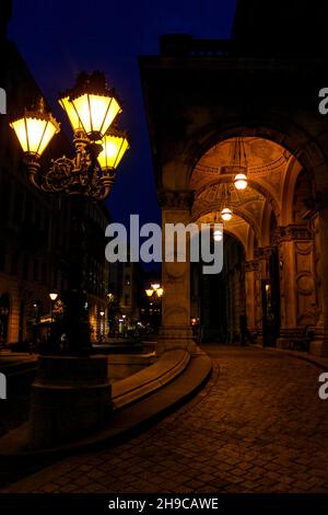 Fassade der Oper in Budapest bei Nacht, Ungarn Stockfoto