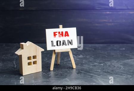 Kleines Gouse und FHA Darlehen Staffelei Zeichen. Hohes Ausfallrisiko. Hypothek versichert durch Federal Housing Administration Darlehen. Ein erschwingliches Finanzinstrument Stockfoto