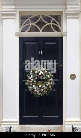 London, England, Großbritannien. Weihnachtskranz an der Tür der Downing Street Nr. 11, Dezember 2021 Stockfoto