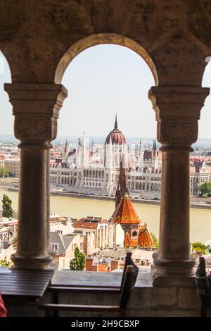 Das malerische ungarische Parlament in Budapest, von der Fischerbastei aus gesehen Stockfoto