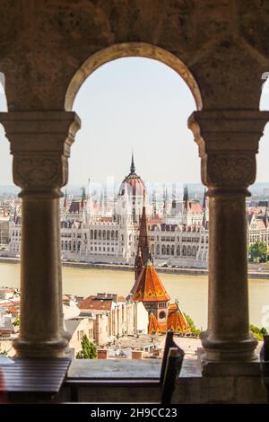 Das malerische ungarische Parlament in Budapest, von der Fischerbastei aus gesehen Stockfoto