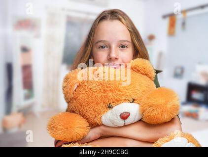 Porträt eines Teenagers mit Plüschtier Stockfoto